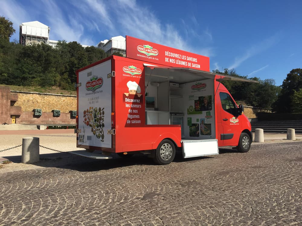 Camion podium - estrade mobile tout équipée