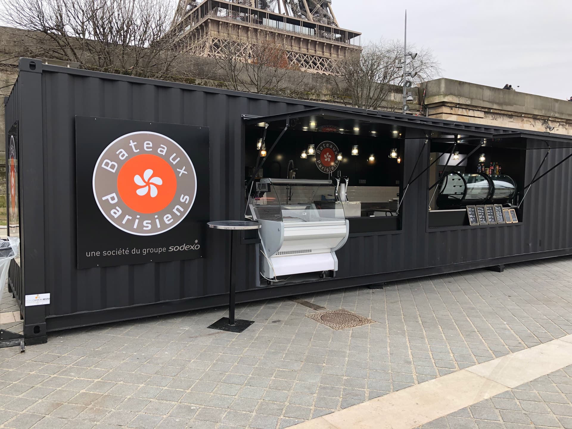 Container réaménagé par Mon Camion Resto — restaurant mobile